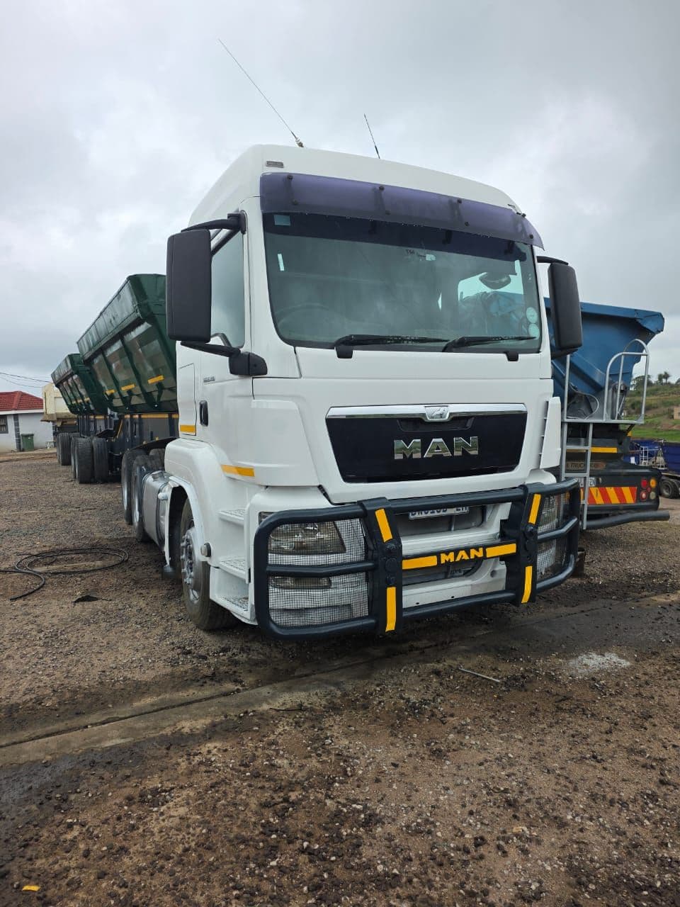 Man and sidetipper Combo